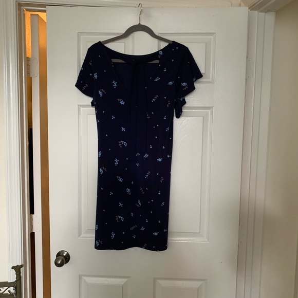 Short Navy floral flutter sleeve dress - Picture 2 of 3